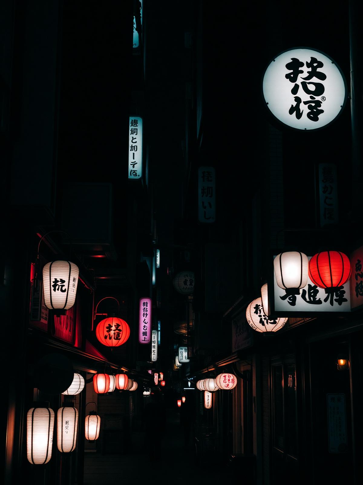 Beleuchtete Gasse bei Nacht